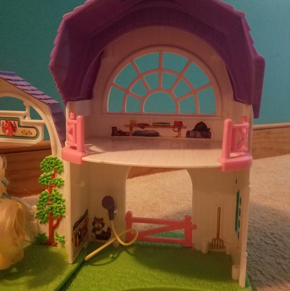 Fisher Price | Expandable Pony Barn with Ponies - Picture 9 of 10